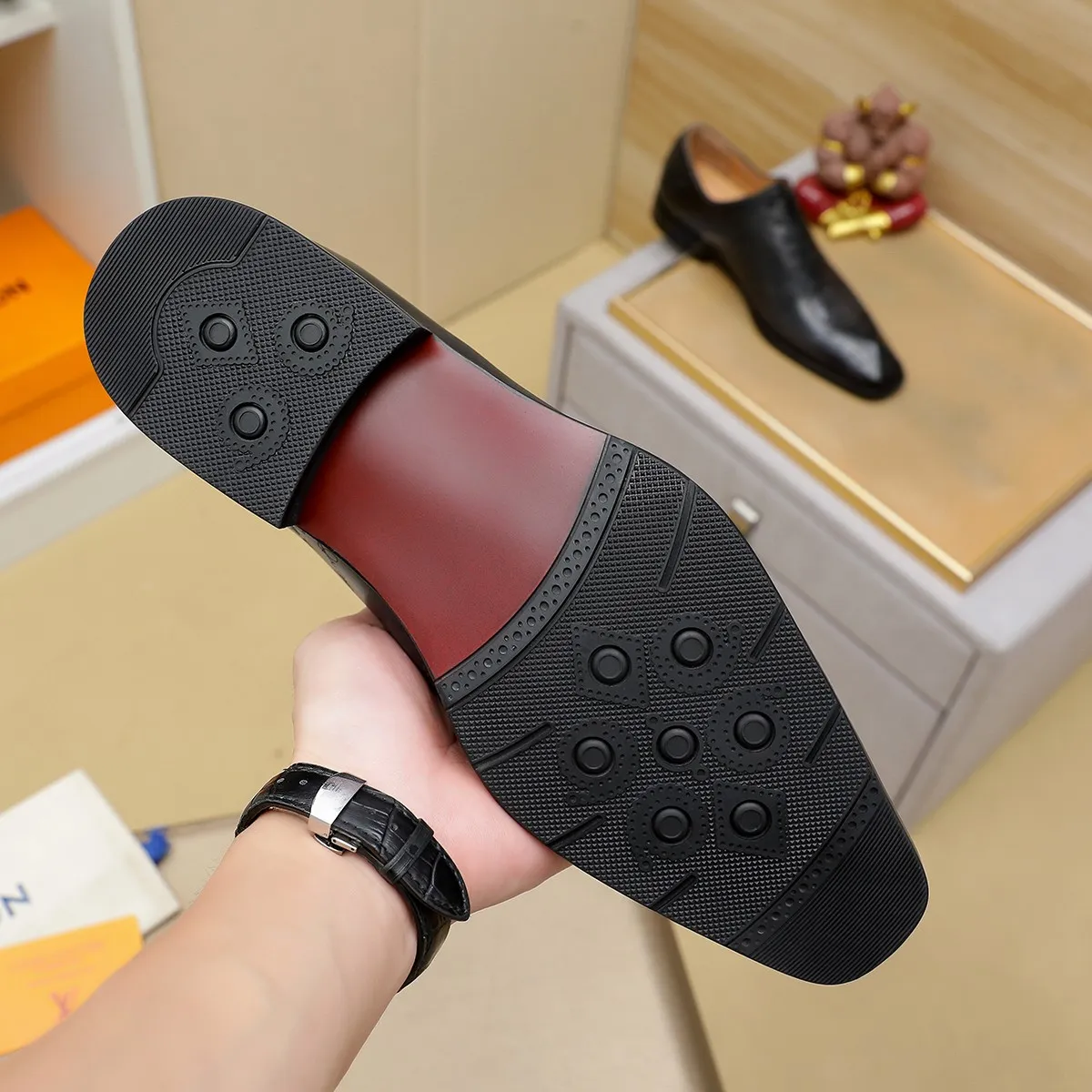 Men's shoes 💰620 💰 Louis Vuitton LV ® Autumn and Winter 🆕 models 🔛Full shoe counter First layer cowhide, 🐂leather lined casual shoes for men, super soft outsole, essential for driving. Counter synchronized original first layer cowhide completely 1:1 mold customization 🌹Top version, 2 colors available! Number: 38-45 (37.46. Customized)
